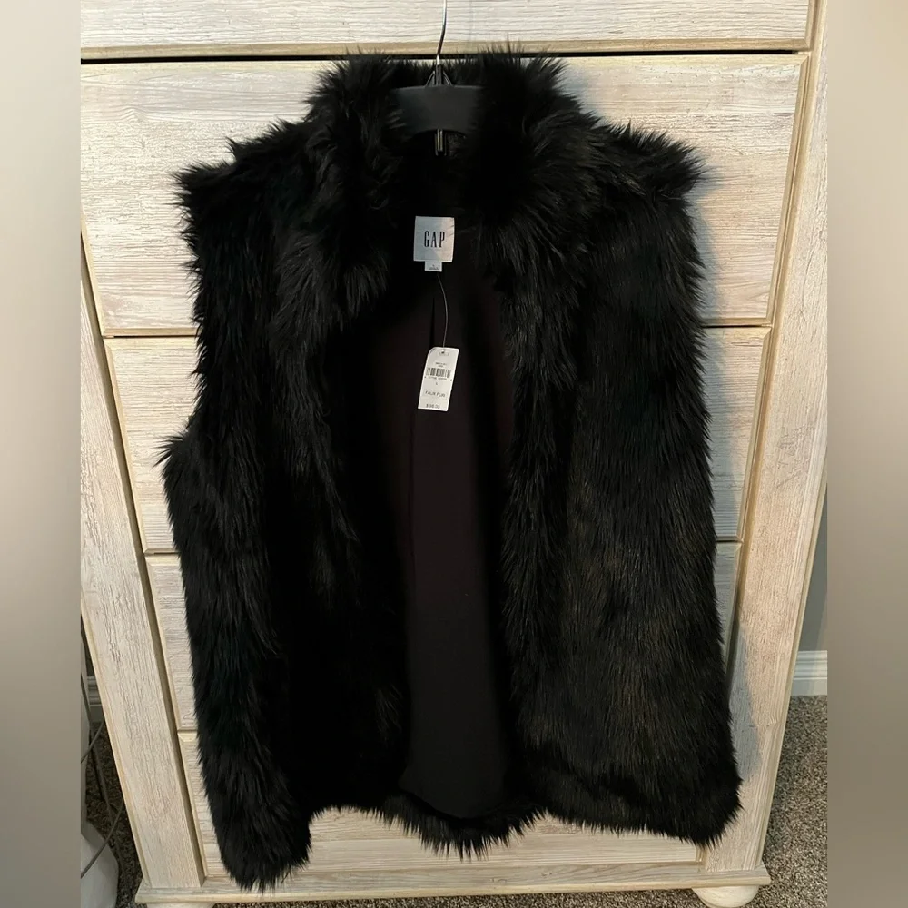 GAP Women's Black Faux Fur Vest. Size Large. NWT. Hook & Eye Closure. - Picture 1 of 9